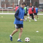 Máyor conduce el balón en un entrenamiento de la Deportiva en el Colomán Trabado.