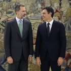 Felipe VI y Pedro Sánchez, en su reunión de ayer. BALLESTEROS