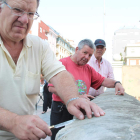 José María Fernández, Raúl Cantón y Demetrio Fernández, tres de los últimos en afilar las navajas en las piedras del puente.