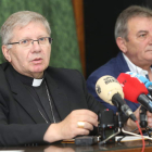 El obispo de Astorga, José Antonio Menéndez Fernández, ayer en Ponferrada. L. DE LA MATA