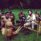 Ovalle con un grupo de bailarinas guineanas en 1979 en Malabo.