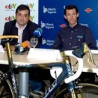 Manolo Saiz (izquierda) y Roberto Heras, desposeído del título de la Vuelta a España por dopaje