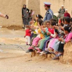 Marcos Barrio saluda a un grupo de niños durante la segunda etapa, entre Boudnib y Talsint.