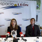 Los responsables del centro comercial Espacio León, ayer, al anunciar la nueva estrategia.