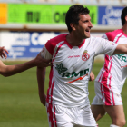 Negral, en el centro, celebra el primer gol de la Cultural con Mario Villar y Raúl Torres. El central leonés llega en un excelente momento de forma al último tramo de la temporada.