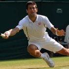Djokovic se lanza para devolver una bola a Del Potro durante la semifinal de Wimbledon.