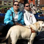 Cristina Fanjul y su marido, Javier, con el perro guía Craker