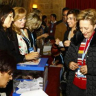 Carrasco saluda afectuosa a José Estanga Rebollal, alcalde de Oencia y músico en tiempo de ocio