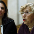 La alcaldesa de Madrid, Manuela Carmena, junto a la portavoz municipal, Rita Maestre.