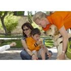 Los gemelos juegan con el perro que les ha facilitado  la Asociación Perros de Asistencia y Animales