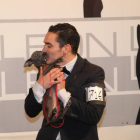 Un participante con su dueño en una de las exposiciones caninas celebradas en León