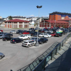 Las dos mujeres fueron detenidas en esta zona comercial de La Herrería, no muy lejos de donde agredieron al anciano. L. DE LA MATA