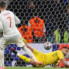 Álvaro Morata, tras anotar el gol del empate y hacer un gran partido, falla el penalti ante el portero italiano Gianluigi Donnarumma durante la tanda de penaltis. KIKO HUESCA