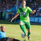 El portugués David Caiado, titular en Barraña, salta sobre un rival en un instante del partido disputado ante el Boiro. SUSO CARLEOS