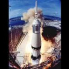 En 1969 el Apollo 11 despegó desde el Centro Espacial Kennedy rumbo a la Luna con los astronautas Neil Armstrong, Michael Collins  y Edwin Aldrine.