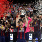 Los jugadores del Barcelona levantan el trofeo de campeones de la Copa del Rey.