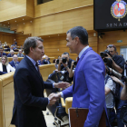 Alberto Núñez Feijóo estrecha la mano de Pedro Sánchez. DAVID CORRAL