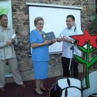 Pochi Castro, recibe la placa conmemorativa.