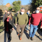 Nuria Rubio, con Eduardo Morán y el alcalde de Carucedo durante la visita a Las Médulas. L. DE LA MATA