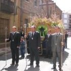 Un momento de la procesión con el paso emblema de la cofradía de la Vera Cruz