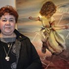 La artista Lola Catalá posa junto a una de sus obras.