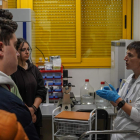 Alumnado del IES Eras de Renueva en el Laboratorio de Inmunología de la ULE ayer. MIGUEL F. B.