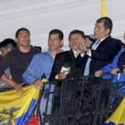 El presidente de Ecuador, Rafael Correa, se dirige a a sus simpatizantes desde el balcón del Palacio