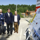 El consejero Antonio Silván contempla el cartel en el que se detalla el proyecto de la LE-420.