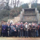 Los vecinos de La Flecha del Torío posan delante de la fuente recién inaugurada.