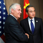 El secretario de Estado Rex Tillerson estrecha la mano de su homólogo chino Wang Yi. ROUELLE UMALI