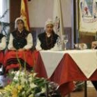 El escritor Antonio Martínez Llamas, mientras lee el pregón de las fiestas de la Casa Asturias