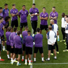 Reunión del cuerpo técnico y la plantilla del Real Madrid.