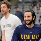 El base español de Utah, Ricky Rubio, junto al pívot español de los Spurs, Pau Gasol. D. WILLIAM ABATE