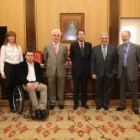 Cabezas, tercera por la izquierda, junto a los representantes de los organismos del pacto local por