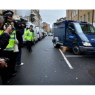 La Policía traslada al sospechoso Michael Adebowale.