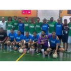 Foto de familia de los participantes del partido entre la selección de Laciana y los famosos. ARAUJO