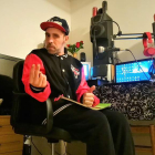 Adrián, en el estudio de grabación que ha montado en su propia casa, en Fabero. EL SEXTO ELEMENTO