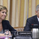 Ana María Martínez-Pina y Sebastián Albella, vicepresidenta y presidente de la CNMV, en la Comisión de Economía del Congreso en el 2016.