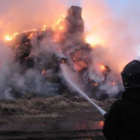 Los voluntarios de La Bañeza atendieron en principio el incendio en una granja en Palacios, en abril