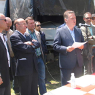 Momento en el que Prada pronunció su pregón, acompañado por el alcalde de Benuza.