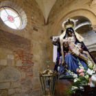 La Virgen del Mercado, la Antigua del Camino, una devoción milenaria en la ciudad. De autor desconocido, sólo se sabe que está hecha en madera de peral, que mide 130 centímetros y pesa 180 kilos. Pero su escultor, magistral, dejó como legado una obra excepcional con algunos detalles que la hacen además única.