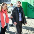 Meritxell Serret y Toni Comín, este miércoles, a su salida del palacio de justicia de Bruselas. /