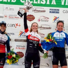 Varvara Fasoi, primera por la izquierda, en el podio de Villava. DL