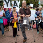 Un grupo de personas participa en una protesta por la escasez de medicinas y tratamientos para la salud en Caracas.