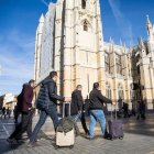 Turistas a los pies de la Catedral de León. FERNANDO OTERO