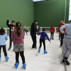 Varios patinadores disfrutan de la pista de hielo. DL