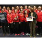 La alcaldesa de Ponferrada, Gloria Fernández Merayo, recibió al equipo del CV Ponferrada. DL