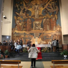 Parte de los participantes en la ruta por la obra de Vela Zanetti en León, ante el gran mural de Jesús Divino Obrero.