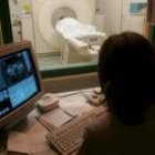 Los sanitarios que se encargan de las resonancias se sitúan en una habitación independiente