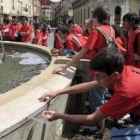 Uno de los alumnos participantes utiliza un cartabón para calcular el perímetro de la fuente